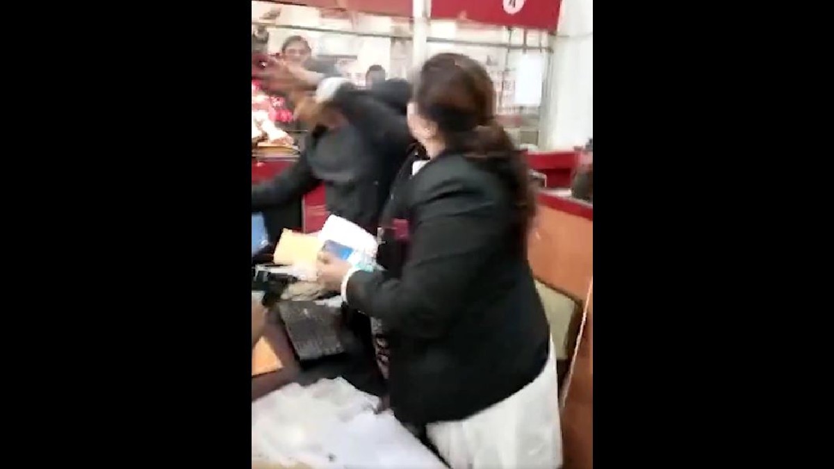 प्रयागराज में महिला वकील ने जड़ दिए डाक कर्मी को थप्पड़, वायरल हुआ वीडियो