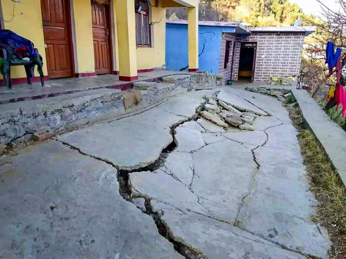 Joshimath land subsidence case in Supreme Court Jyotishpeeth Jagadguru Shankaracharya Avimukteshwaranand Saraswati filed a PIL जोशीमठ में जमीन धंसने का मामला पहुंचा सुप्रीम कोर्ट