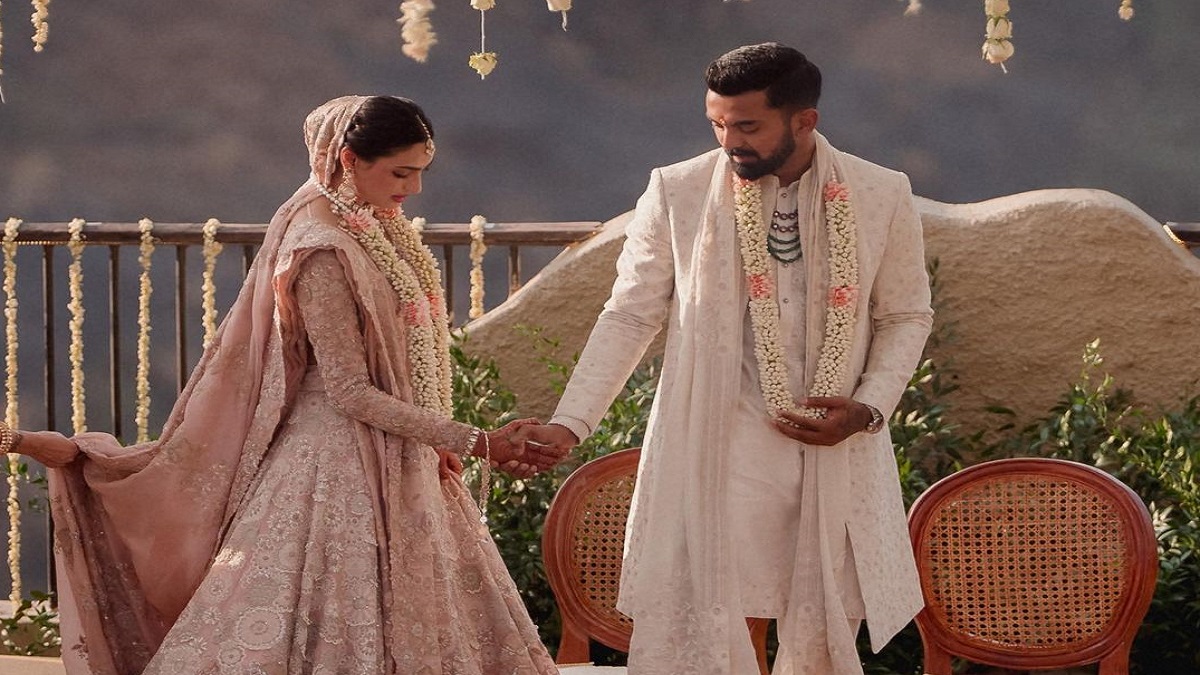athiya shetty first public appearance after wedding with kl rahul watch video | KL Rahul से शादी के बाद हाथों में मेहंदी लगाए दिखीं अथिया शेट्टी