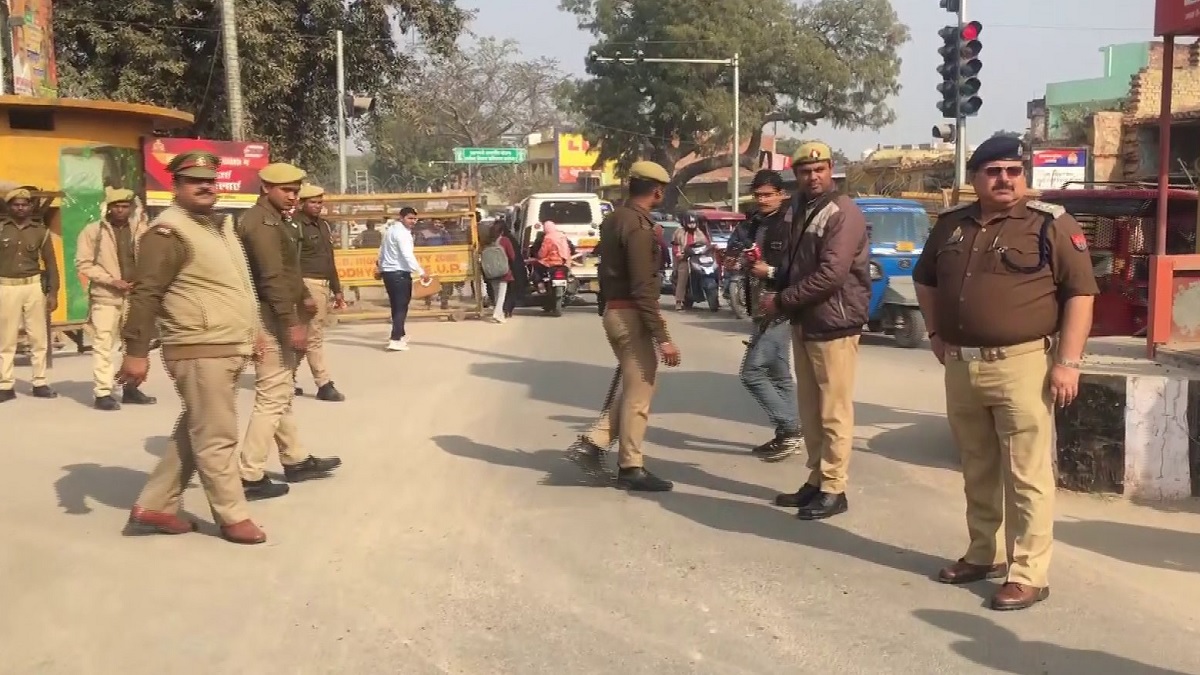 UP Security alert in Ayodhya city after arrest of 2 terrorists in Delhi। यूपी: दिल्ली में 2 आतंकियों के पकड़े जाने के बाद अयोध्या में बढ़ाई गई सुरक्षा, लोगों के चेक किए जा रहे आधार कार्ड