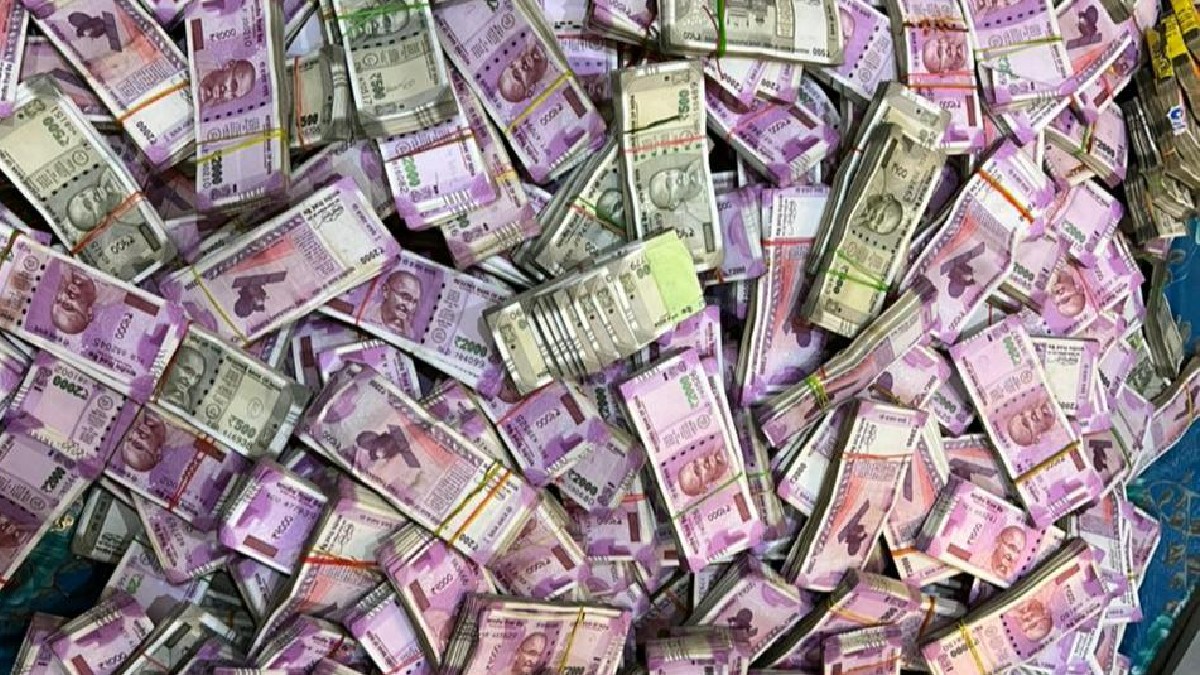 Crores of rupees cash caught at Delhi airport Police and CISF investigating । दिल्ली एयरपोर्ट पर पकड़ा गया बहुत बड़ी मात्रा में कैश, 3 करोड़ के बाद भी गिनती जारी