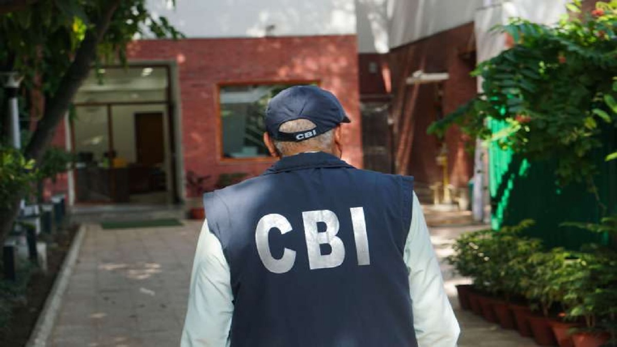 CBI raids at about 50 places in 7 states and union territories । एक्शन मोड में सीबीआई, 7 राज्यों और केंद्र शासित प्रदेशों में करीब 50 जगहों पर छापेमारी, इस केस से जुड़ा है मामला