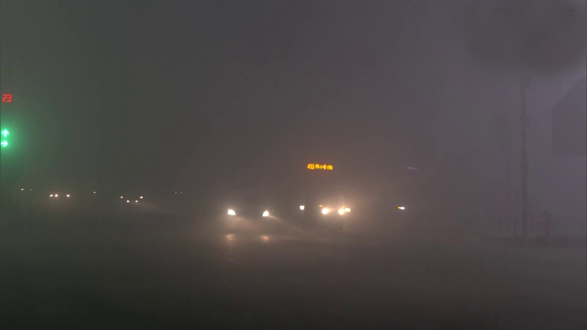 Dense fog in delhi noida and other parts of ncr imd weather alert cold wave temperatureदिल्ली-नोएडा समेत पूरे NCR की सड़कें बनीं ‘बादल’, कोहरे की वजह से विजिबिलिटी ना के बराबर, इतने डिग्री पहुंचा पारा