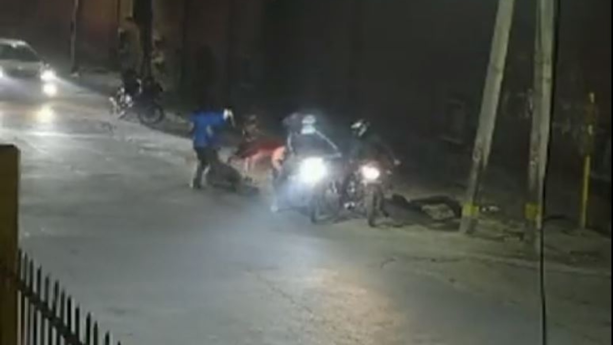 Delhi Shakti Nagar miscreants looted lakh by shooting in leg of person  going by bike watch video बदमाशों ने बाइक से जा रहे शख्स के पैर में गोली  मार सरेआम की लाखों