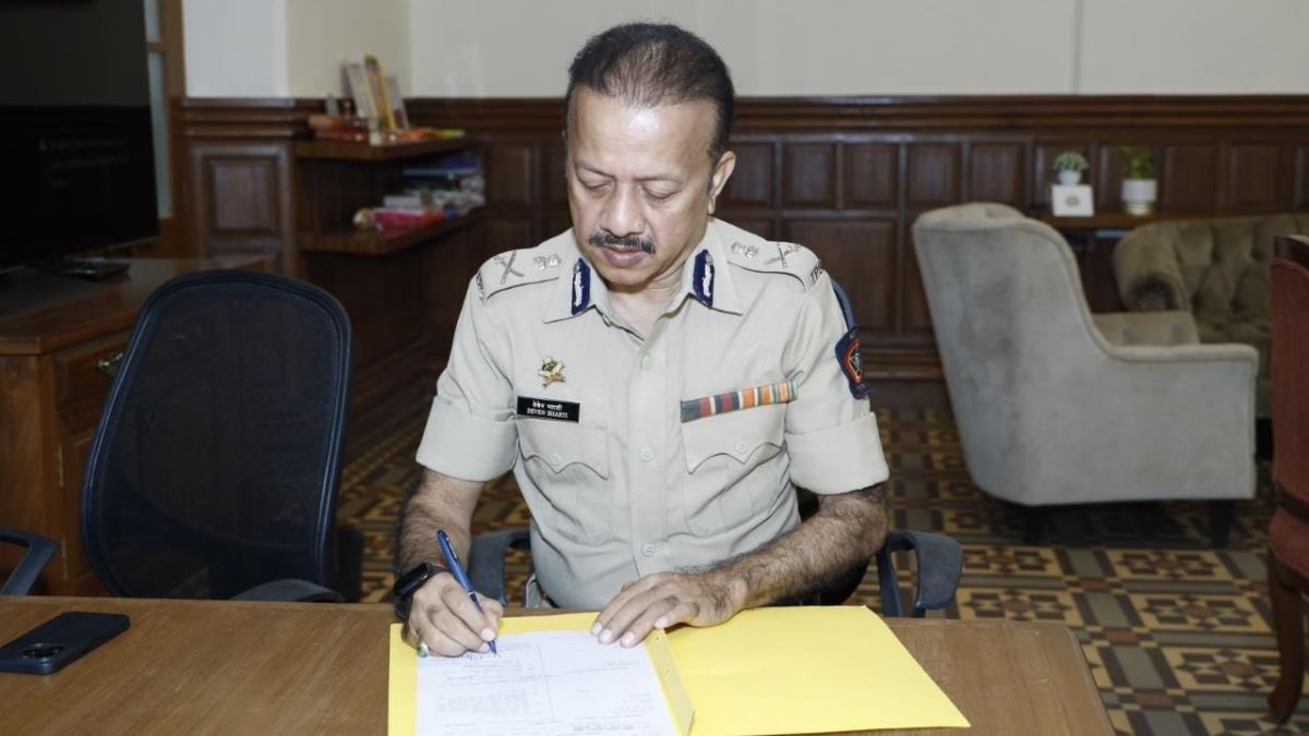 Who is Deven Bharti Special Commissioner of Police of Mumbai, close to Devendra Fadnavis | देवेन भारती बने मुंबई पुलिस के पहले स्पेशल कमिश्नर, डिप्टी CM फडणवीस के हैं करीबी