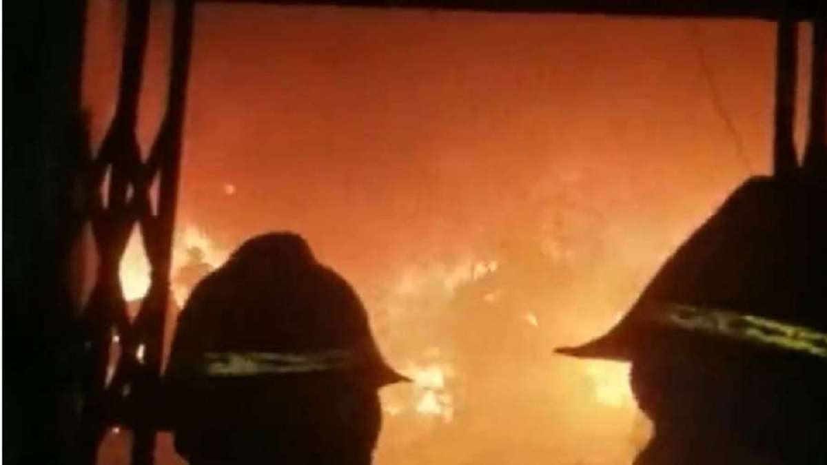 झारखंड: धनबाद के आशीर्वाद टावर में लगी आग, 3 की मौत, कई लोगों के फंसे होने की आशंका