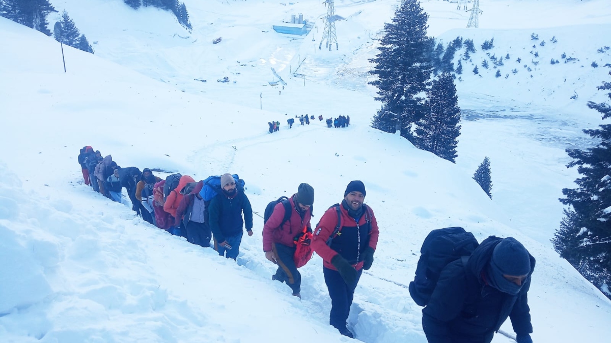 Kashmir Ganderbal area in grip of two avalanches in 48 hours 34 Assam Rifles rescue operation 48 घंटे में 2 हिमस्खलन की चपेट में कश्मीर का गांदरबल इलाका, 34 असम राइफल्स ने शुरू किया रेस्क्यू ऑपरेशन