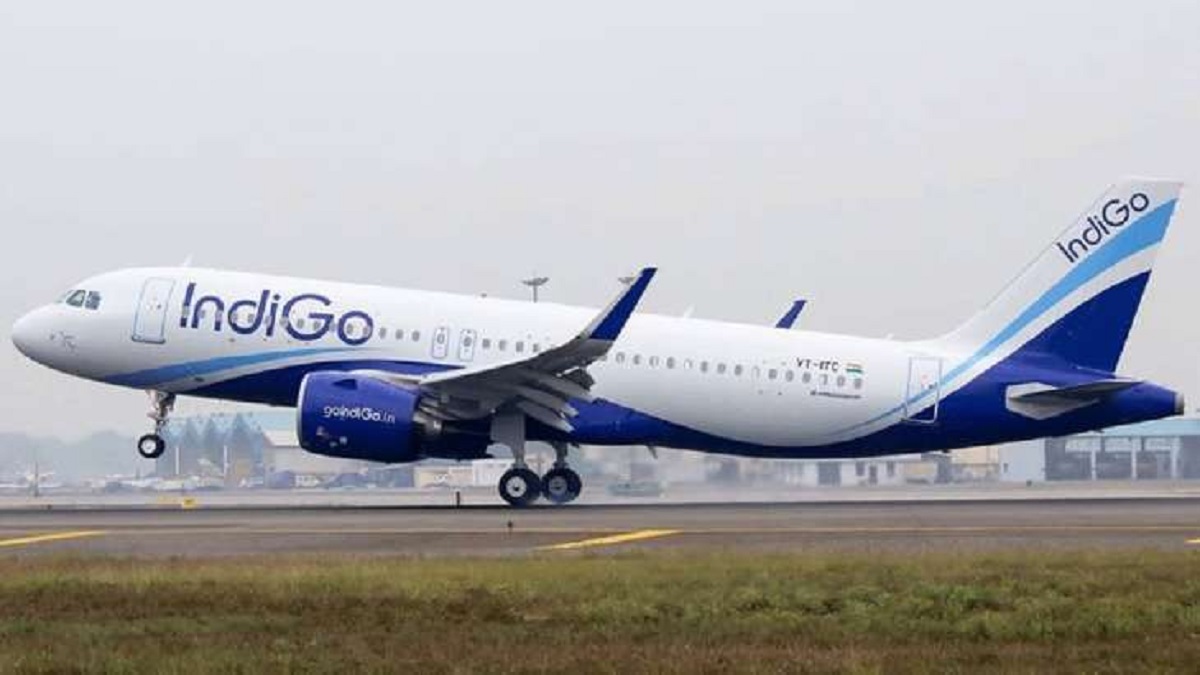 In an Indigo flight a person opened the emergency gate then there was a stir DGCA gave this statement। इंडिगो की एक फ्लाइट में शख्स ने खोल दिया इमरजेंसी गेट तो मच गया हड़कंप, डीजीसीए ने दिया ये बयान