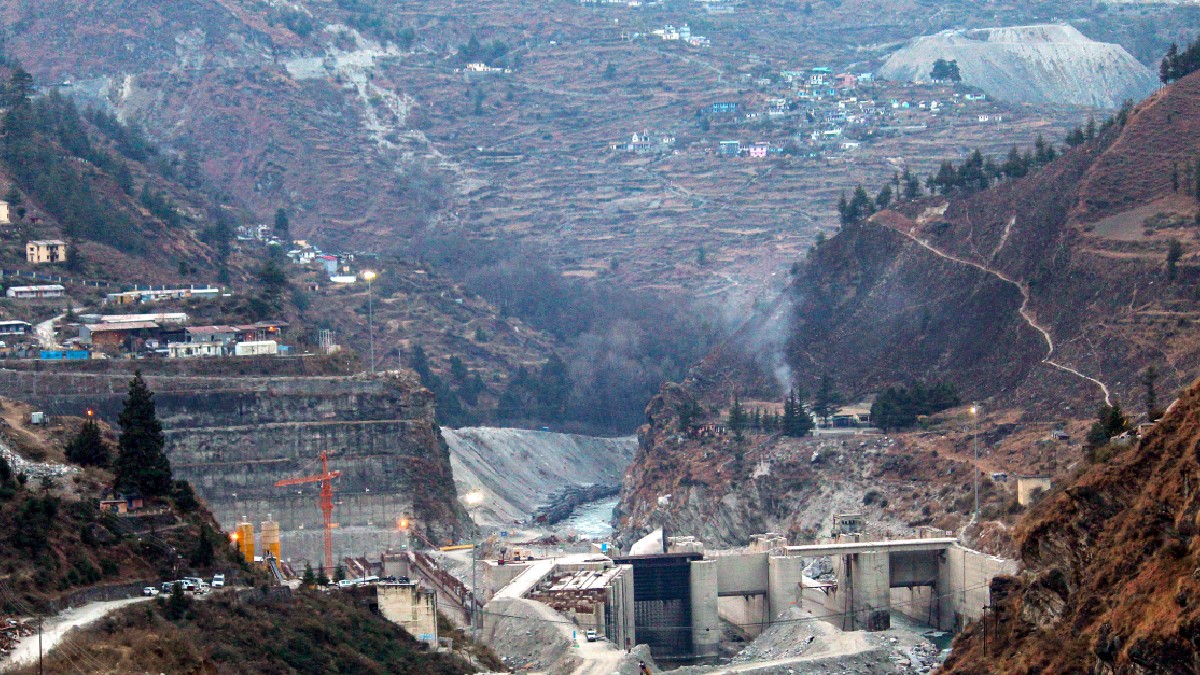 Joshimath blackout Threat electricity poles and transformers bent due to land sinking । जोशीमठ पर ब्लैक आउट का खतरा, भू-धंसाव के कारण टेढ़े हो गए बिजली के खंभे और ट्रांसफॉर्मर