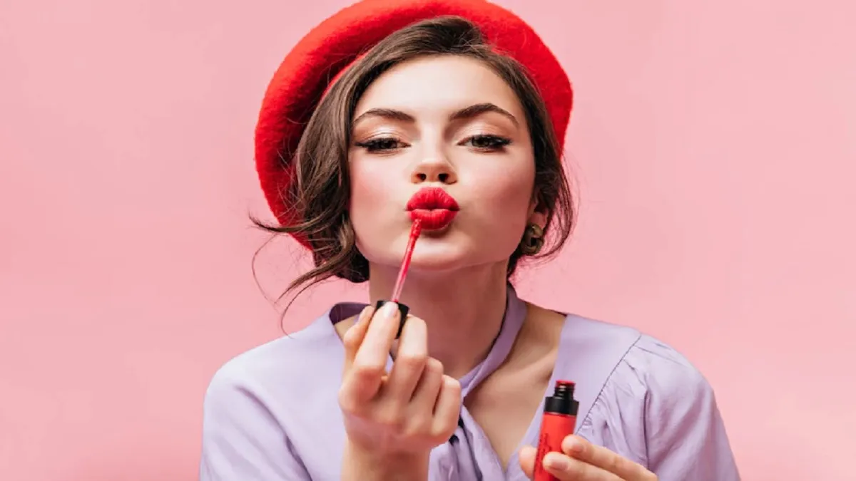 पूरे दिन होठों पर टिकी रहेगी लिपस्टिक, बस अपनाएं ये आसान तरीके Lipstick Hacks- India TV Hindi