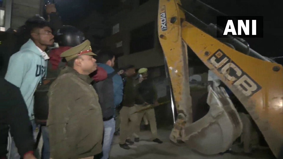 UP Building collapsed on Wazir Hasanganj Road in Lucknow heavy police force present । यूपी: लखनऊ के वजीर हसनगंज रोड पर गिरी बिल्डिंग, कई परिवारों के दबे होने की आशंका, भारी पुलिस बल मौजूद