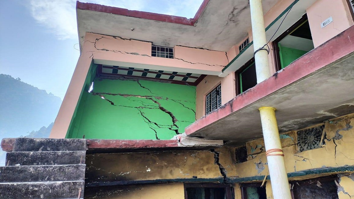 cracks in houses of rudraprayag maroda village । अब रुद्रप्रयाग के मरोड़ा गांव में कई घर जमींदोज, रेल सुरंग निर्माण से दहशत में लोग