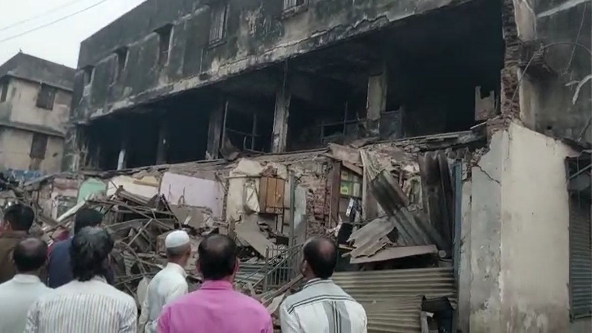 One dead, another rescued after two-storey building collapses in Bhiwandi | मुंबई के भिवंडी में एक बिल्डिंग का आधा हिस्सा गिरा, मलबे में दबकर शख्स की मौत