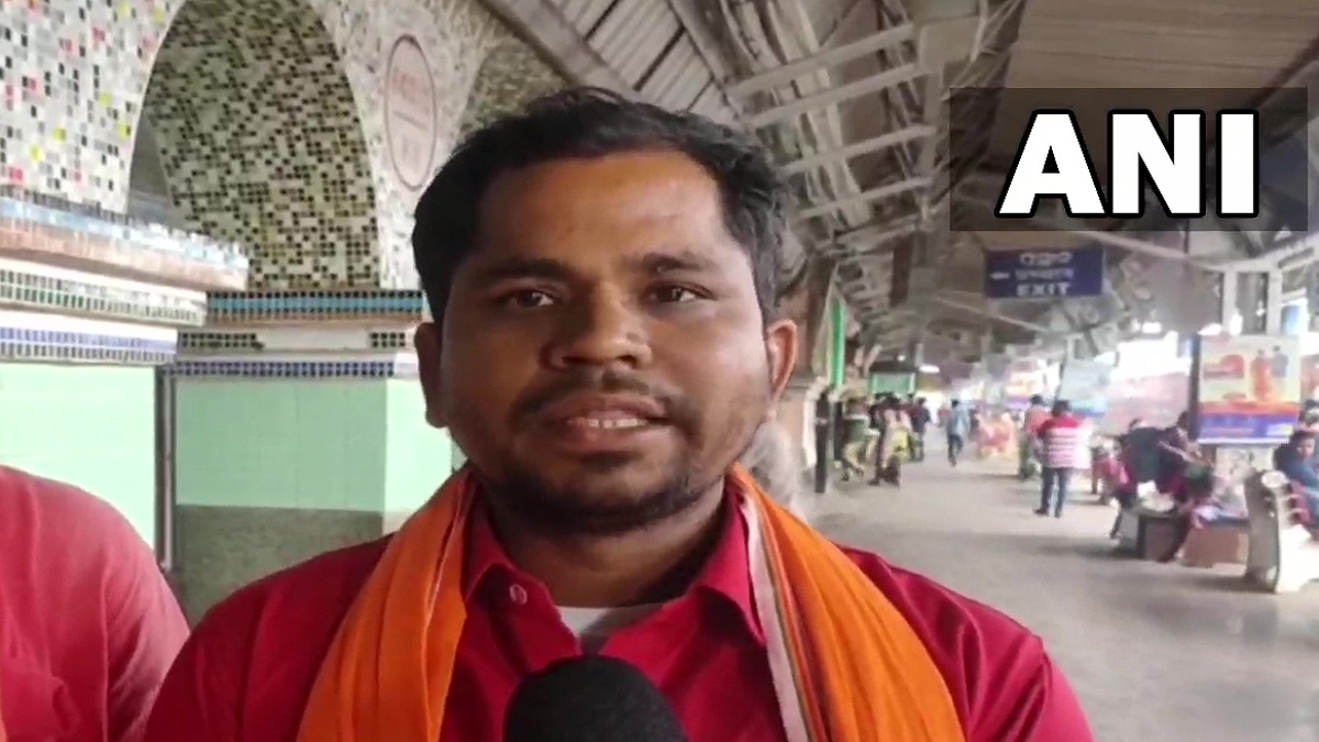 Nageshu Patro Railway coolie by night and teacher by day the story of this young man will touch the heart।रात में रेलवे का कुली और दिन में टीचर, 12 साल से संघर्ष कर रहे इस युवा की कहानी दिल को छू लेगी