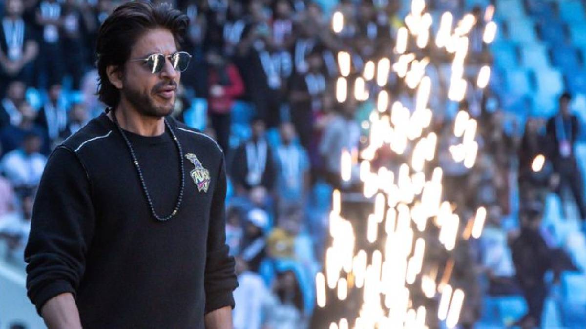 Shah Rukh Khan appeared in Pathaan style at Dubai International Stadium showed green flag to ILT20 Watch Video / Shah Rukh Khan ‘पठान’ स्टाइल में दुबई इंटरनेशनल स्टेडियम में आए नजर, दिखाई ILT20 को हरी