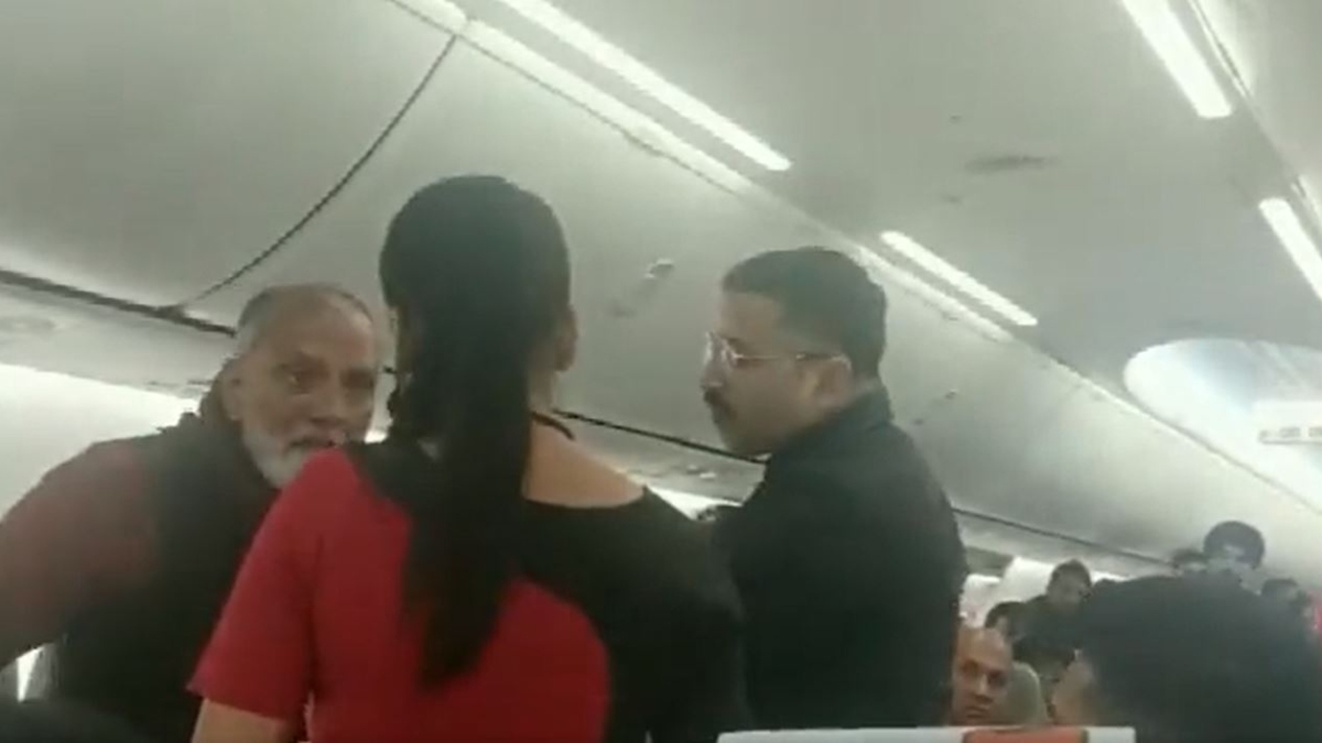 Delhi police arrested passenger misbehaving with air hostess in SpiceJet flight । VIDEO: फ्लाइट में एयर होस्टेस से बदसलूकी, पुलिस ने पैसेंजर को किया गिरफ्तार, दूसरे मुसाफिरों को ऐतराज