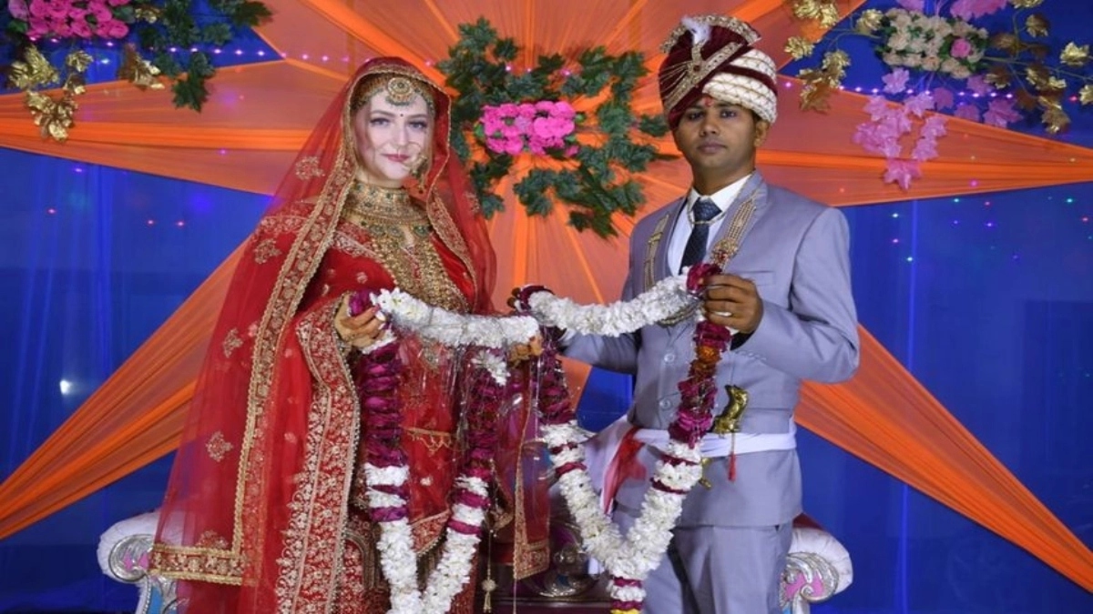 फेसबुक पर हुआ प्यार, एक दशक के इंतजार के बाद विदेशी लड़की ने यूपी के लड़के से रचाई शादी