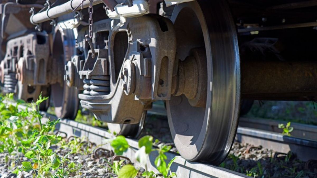 Do you know why the train wheel is bigger from inside । क्या आपको पता है कि ट्रेन का पहिया अंदर