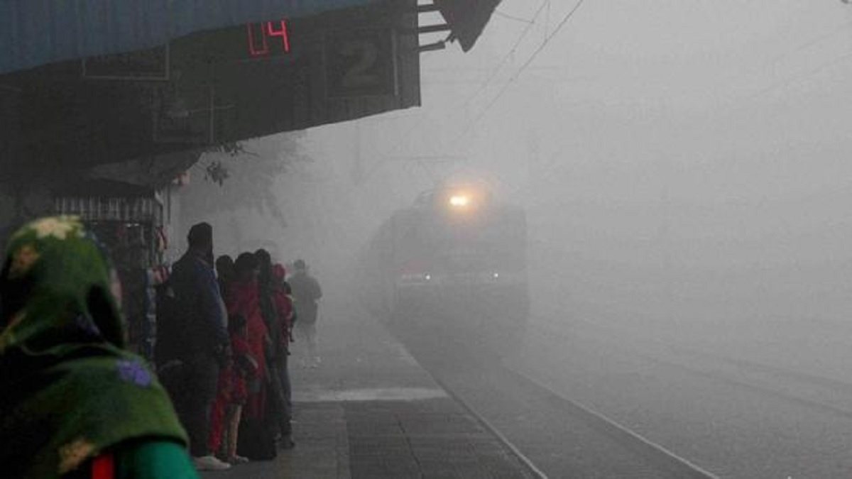 Indian Railways cancelled 328 trains today due to dense fog 36 trains  running late in Northern Railway region see list here घने कोहरे के चलते  रेलवे ने 328 ट्रेनों पर लगाया ब्रेक,