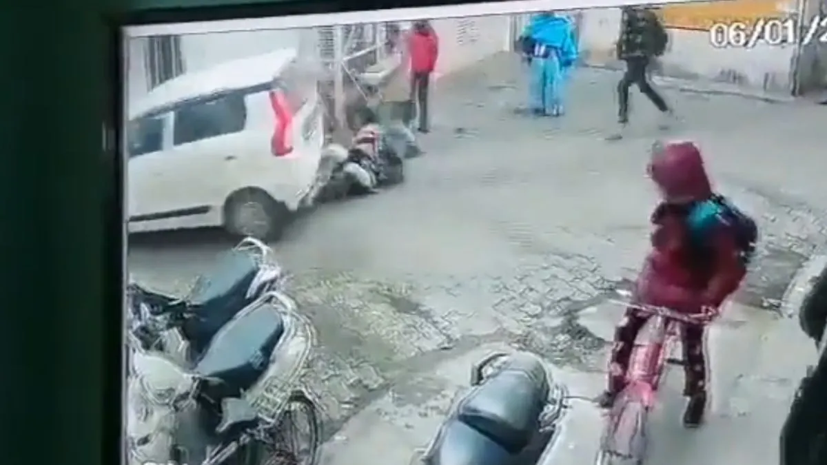 यूपी में हुई कंझावाला कांड जैसी घटना, 1 KM तक घसीटता रहा लड़का; देखें वीडियो.. Breaking News- India TV Hindi