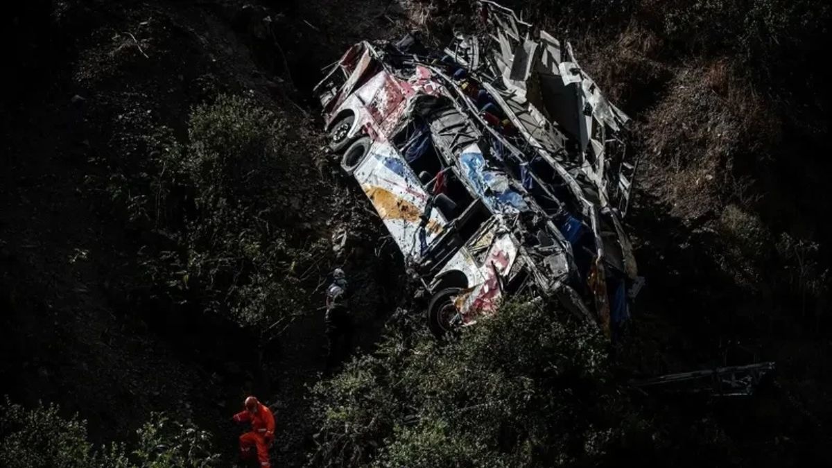 24 killed as bus carrying 60 passengers falls off cliff in Peru । पेरू में “शैतान मोड़” पार नहीं कर सकी यह बस, 24 यात्रियों की मौत