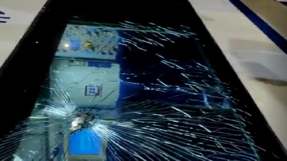 Andhra Pradesh Stones pelted on Vande Bharat train in Visakhapatnam । आंध्र प्रदेश में वंदे भारत ट्रेन पर पथराव, एक कोच का शीशा टूटा, 19 जनवरी को पीएम मोदी को दिखाना है हरी झंडी