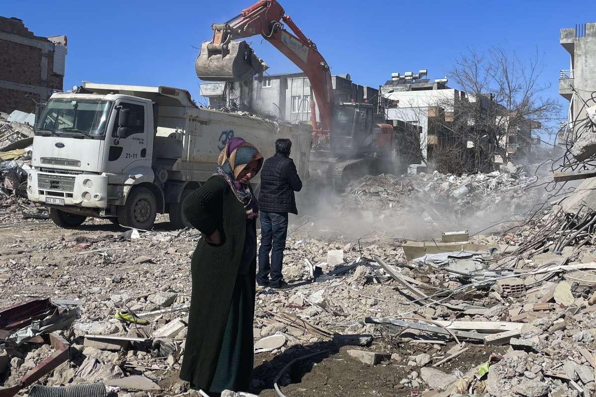 Miracle seen even after 13 days of earthquake in Turkey couple with child pulled out alive from debris । तुर्की में भूकंप के 13 दिन बाद भी दिखा चमत्कार, मलबे से दंपत्ति को बच्चे समेत निकाला जिंदा
