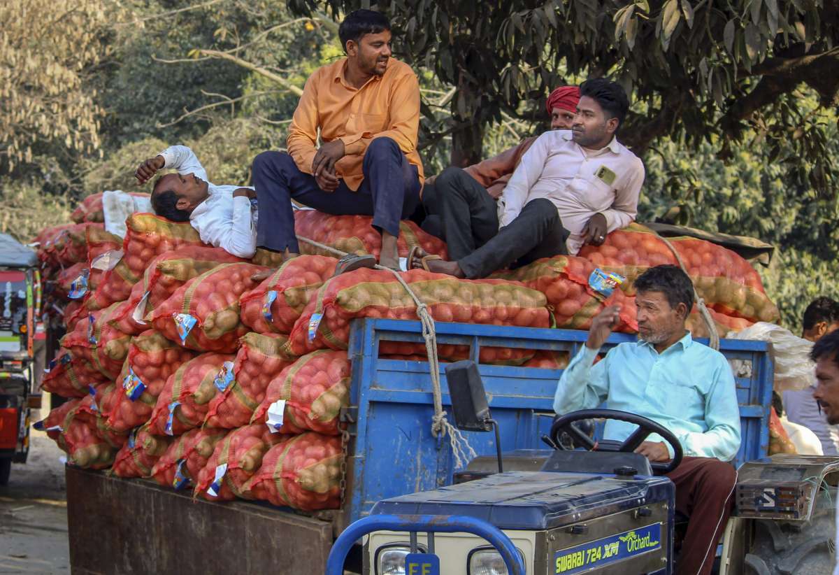 825 किलो प्याज बेचने बाजार पहुंचा किसान, 0 रुपये हुआ फायदा, किसान बोले- हम जिंदा कैसे रहें..। Maharashtra farmer sell 825 kg onion and net profit get zero on selling said how farmers live 825 किलो प्याज बेचने बाजार पहुंचा किसान, 0 रुपये हुआ फायदा, किसान बोले- हम जिंदा कैसे रहें..। Maharashtra farmer sell 825 kg onion and net profit get zero on selling said how farmers live