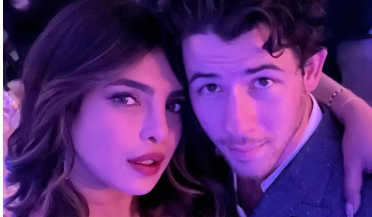 बर्फीली वादियों के बीच प्यार में डूबे प्रियंका-निक, फैंस ने कहा नजर न लगे priyanka chopra nick jonas shared some valentine week romantic photos with daughter malti- India TV Hindi