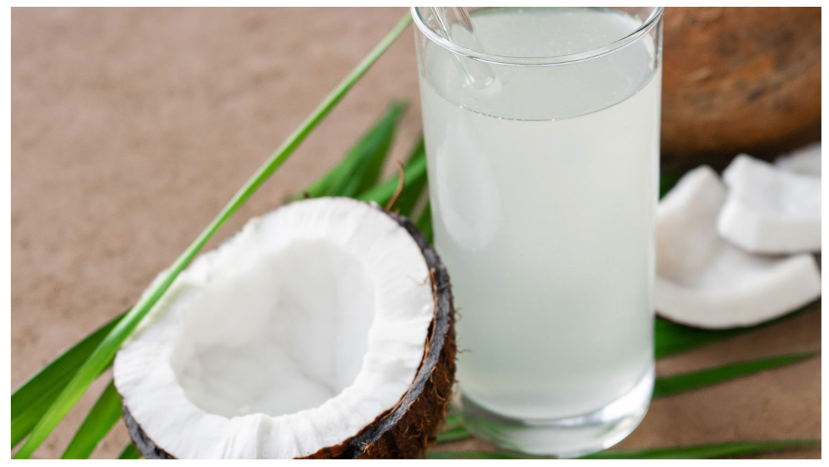 चेहरे पर नारियल पानी कैसे लगाएं? जानें गोरी बेदाग ग्लोइंग पाने के 3 तरीके | How to use coconut water for skin whitening in hindi