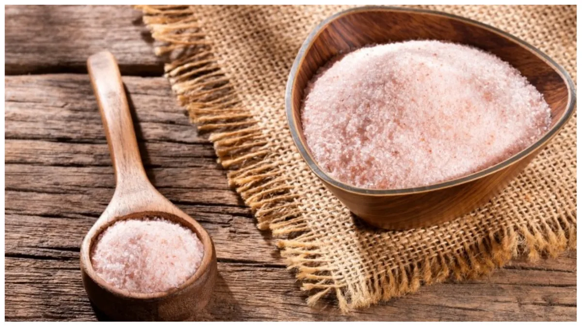 शरीर से गंदगी को फ्लश ऑउट कर देगा काला नमक का पानी, जानें खाली पेट इसे पीने के 4 फायदे kala_namak_ka_pani- India TV Hindi