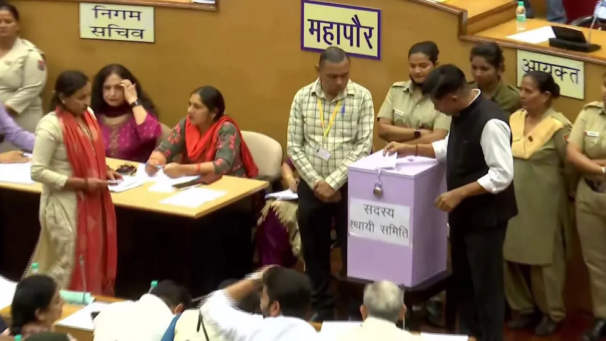 दिल्ली : MCD स्थायी समिति सदस्यों के चुनाव के लिए वोटिंग शुरू, एक-एक कर डाले जा रहे हैं वोट एमसीडी स्थायी समिति...- India TV Hindi