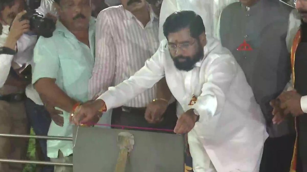 CM Shinde reached Balasaheb Memorial after getting Shiv Sena name and Symbol | ‘धनुष-बाण’ मिलने के बाद बालासाहेब मेमोरियल पहुंचे CM शिंदे, जमकर साधा उद्धव पर निशाना
