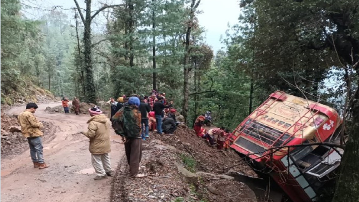 Bus overturns in Jammu and Kashmir’s Udhampurजम्मू कश्मीर के उधमपुर में बस पलटी, कई लोग घायल, मौके पर पुलिस मौजूद