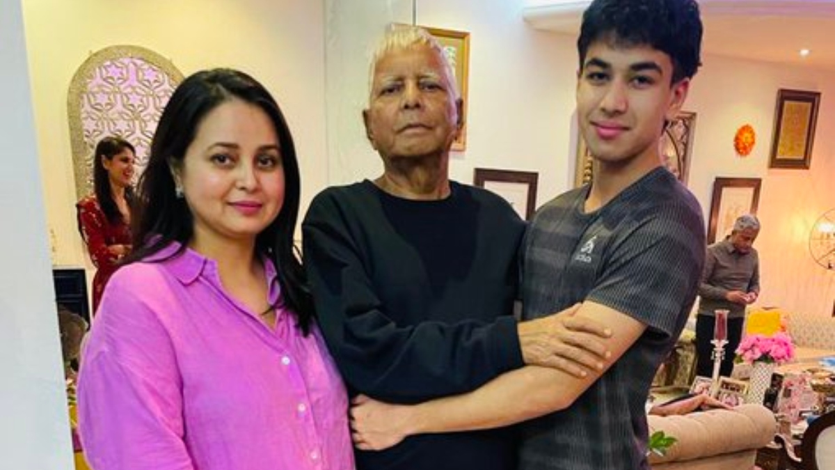 Lalu Prasad Yadav return India after getting treatment from Singapore kidney transplant rohini acharya bihar politics सिंगापुर से इलाज करवाकर वतन लौटे लालू प्रसाद यादव, बिहार में सियासी हलचल तेज