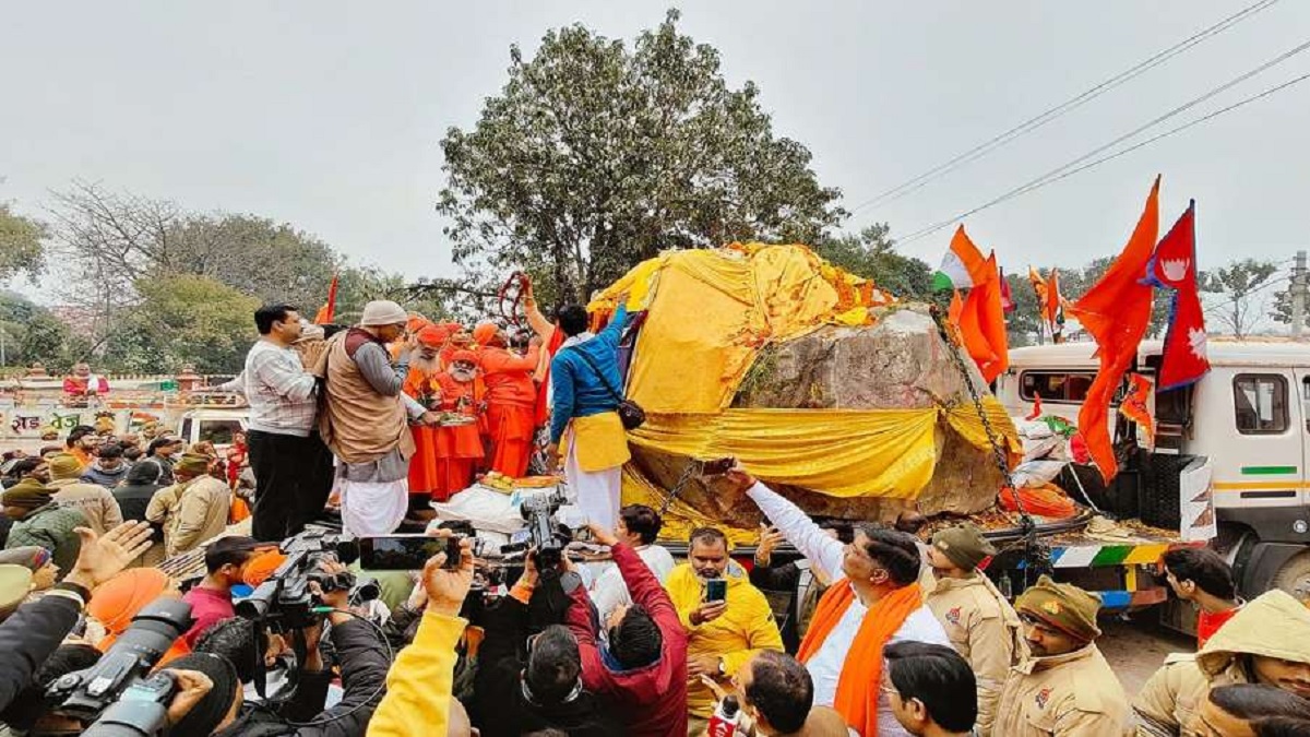 Shaligram Shilas Reached Ayodhya know their specialty। अयोध्या पहुंचीं शालिग्राम शिलाएं, फूलों की बारिश के बीच खिले राम भक्तों के चेहरे, जानिए इनकी खासियत