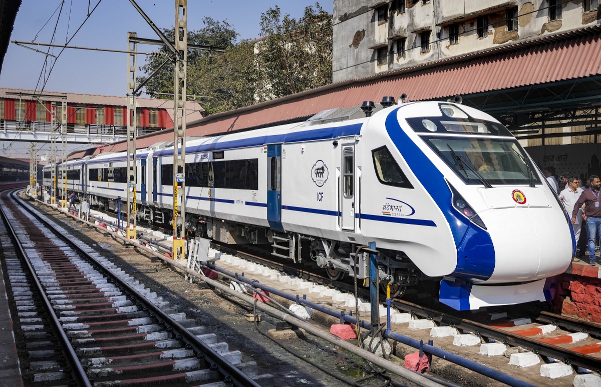 Vande Bharat Express welcomed with drum dhol tasha Pune station PM Modi also became a fan, said this by tweeting| पुणे में वंदे-भारत एक्सप्रेस का ढोल-बाजे के साथ स्वागत