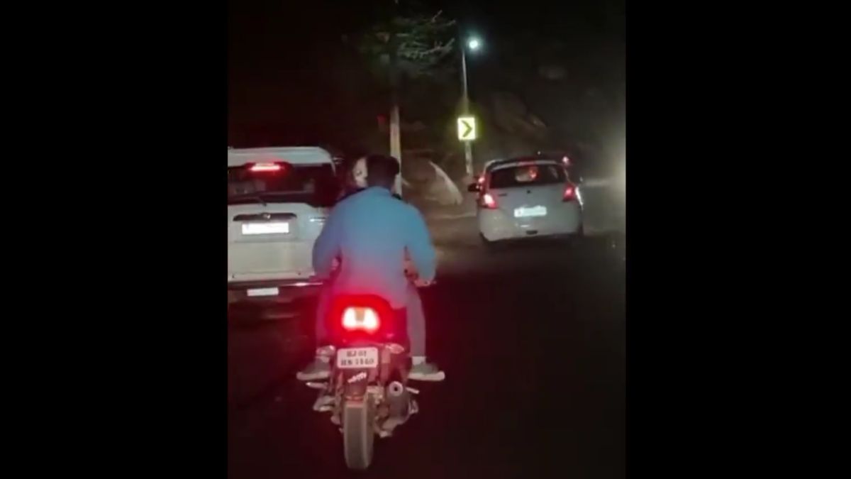 Ajmer Bike Romance Video Viral On Social Media चलती बाइक पर कपल ने बेशर्मी की सारी हदे की पार