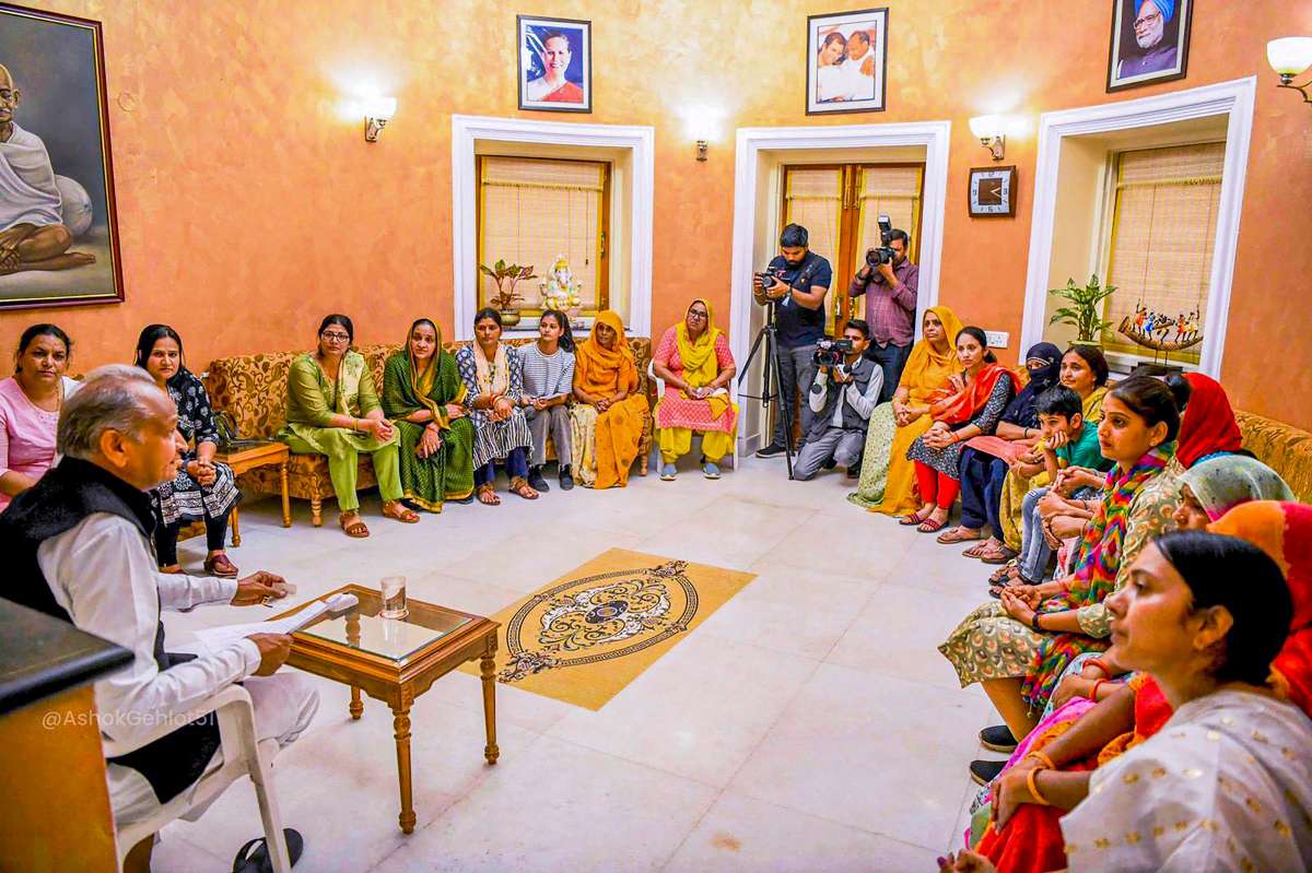 शहीदों की विधवाओं ने राजस्थान के मुख्यमंत्री से कहा, ‘देवरों को नौकरी की मांग बेतुकी