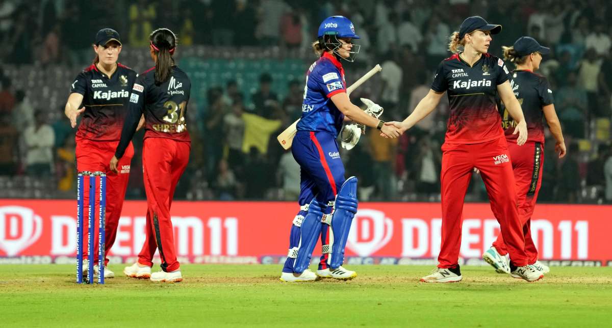 WPL RCB lost to Delhi Capitals by 6 wickets and out of knockout | लगातार 5वां मैच हारी आरसीबी, अब नॉकआउट में पहुंचने की उम्मीद लगभग खत्म