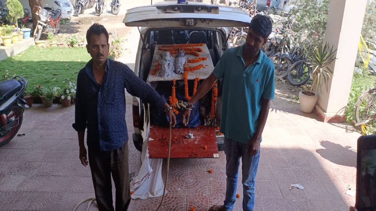 Bihar Smuggling of liquor in a coffin inside the Hearse। बिहार में पियक्कड़ों की मौज! शव वाहन के अंदर ताबूत में रखकर हो रही शराब की तस्करी, जानें पूरा मामला