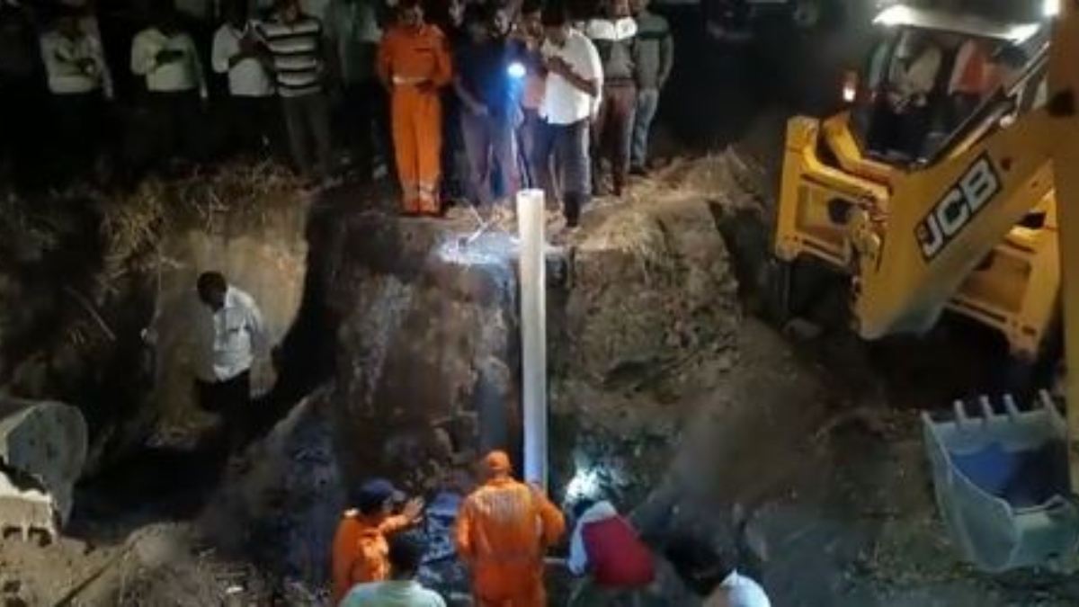 Maharashtra Ahmednagar 5 year old child come out safe from borewell after rescue महाराष्ट्र: 8 घंटे तक रेक्स्यू के बाद बोरवेल से सुरक्षित निकला बच्चा; हालत नाजुक