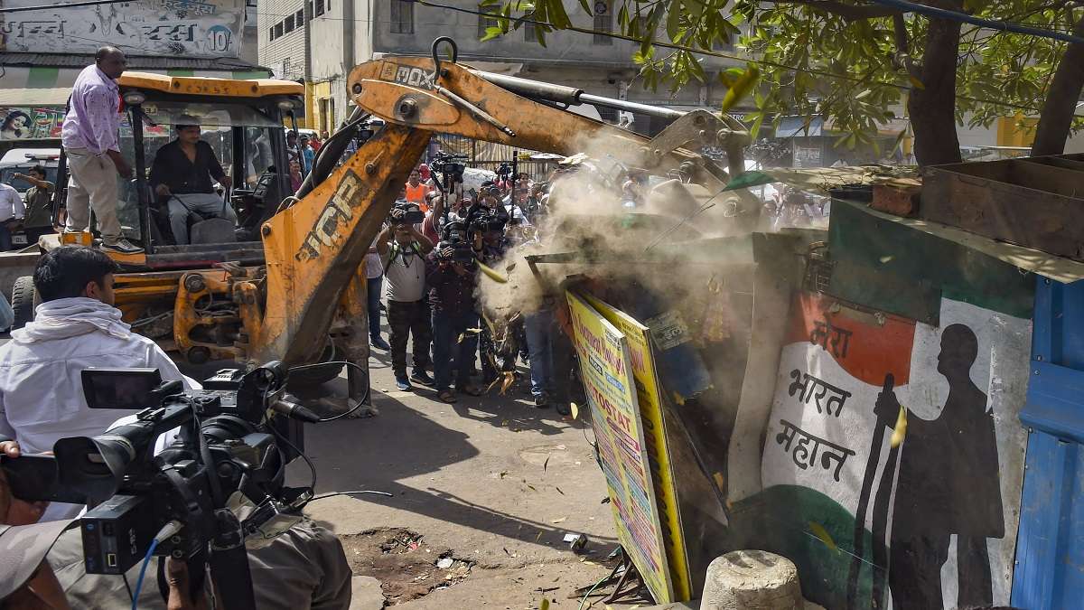 delhi anti encroachment drive again bulldozer action illegal constructions and encroachments । दिल्ली में आज से अतिक्रमण हटाने को लेकर बड़ा एक्शन, कहां चलेगा बुलडोजर? लिस्ट देख लीजिए