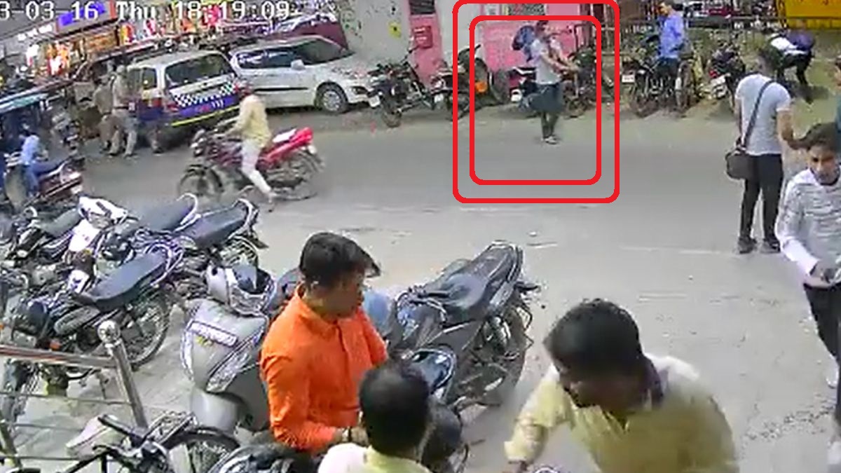 man slit his throat with knife and open fire with police pistol in public cctv video । पहले अपना गला काटा, फिर पुलिस की गन छीनकर बीच बाजार की फायरिंग, सामने आया CCTV वीडियो