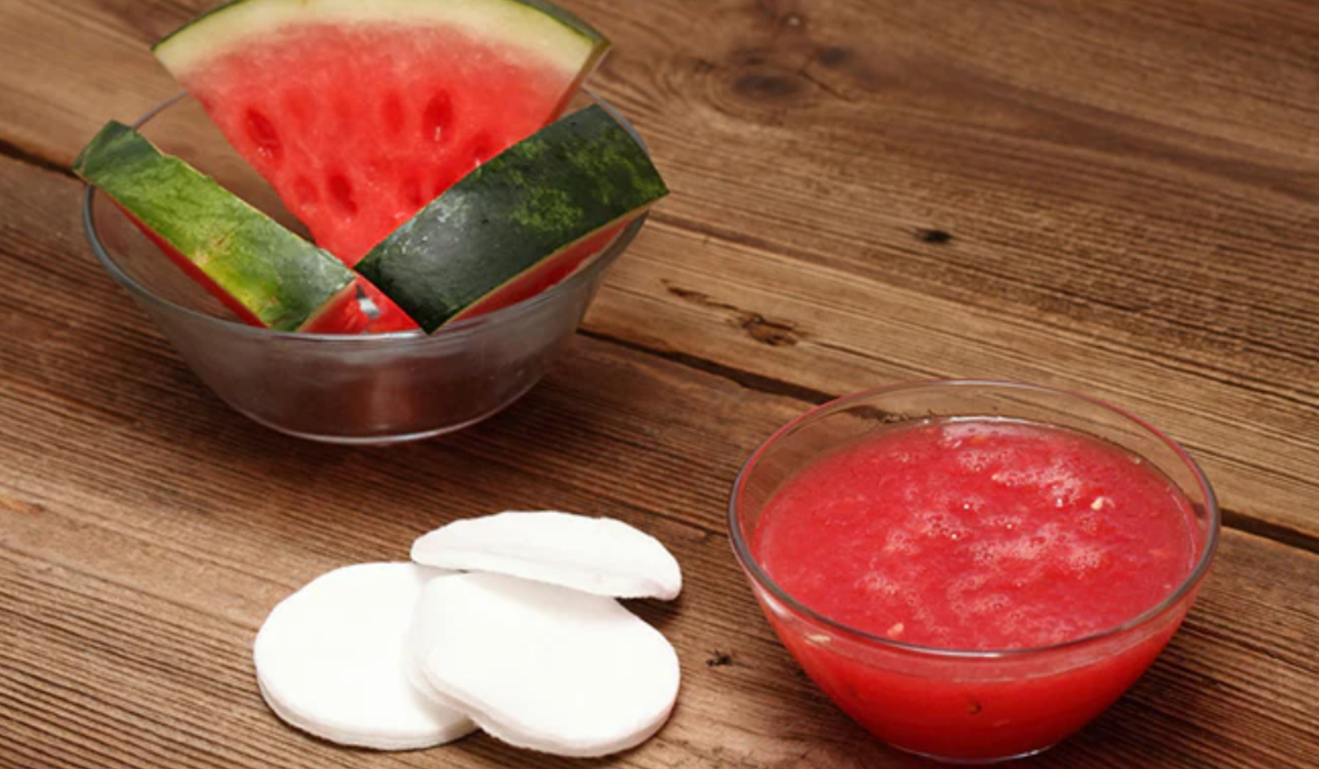 Watermelon face mask will revive the lost redness of your skin, this pack will be ready in just 2 minutes