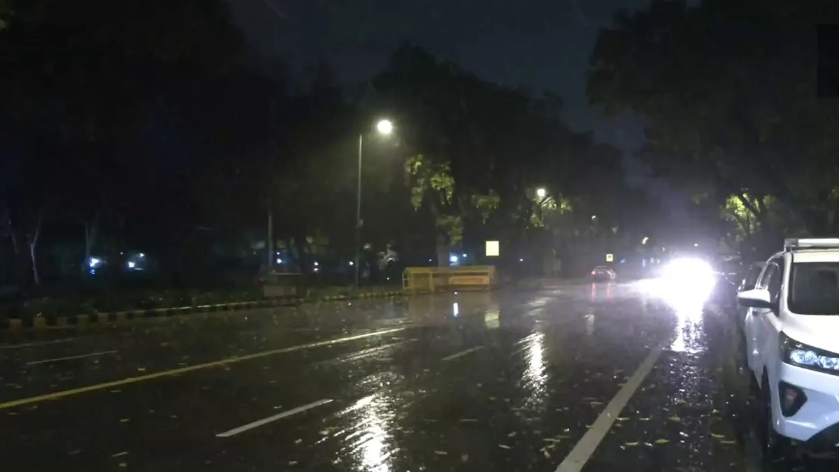 Delhi NCR Weather: दिल्ली-NCR में मौसम ने ली करवट, झमाझम बारिश ने गर्मी से दी राहत लेकिन लोगों को फिर सताने लगी ठंड Delhi NCR rain- India TV Hindi