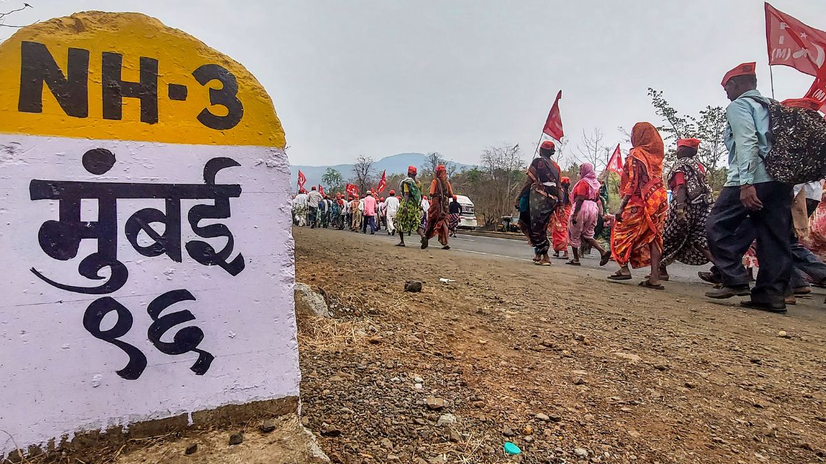 Farmer dies during farmers march in Maharashtra, Gavit said, sacrificed for  the comrades | पदयात्रा में शामिल बुजुर्ग किसान की मौत, गावित ने कहा-  साथियों के लिए दी प्राणों की आहुति -