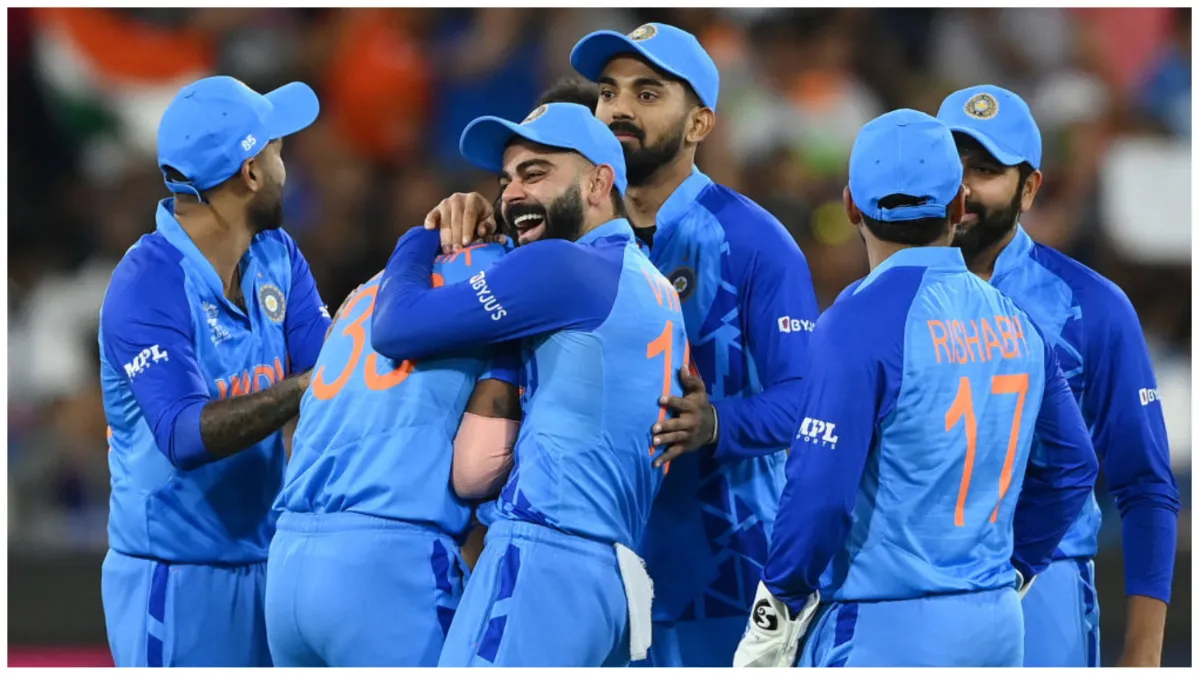 IND vs AUS ODI : पहले वनडे में ऐसी हो सकती है टीम इंडिया की प्लेइंग इलेवन hardik Pandya and Virat Kohli With Team India- India TV Hindi