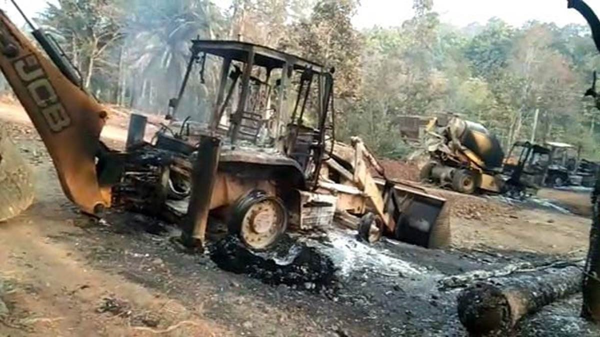 Naxalites set fire to 8 tractors and 4 machines engaged in road construction