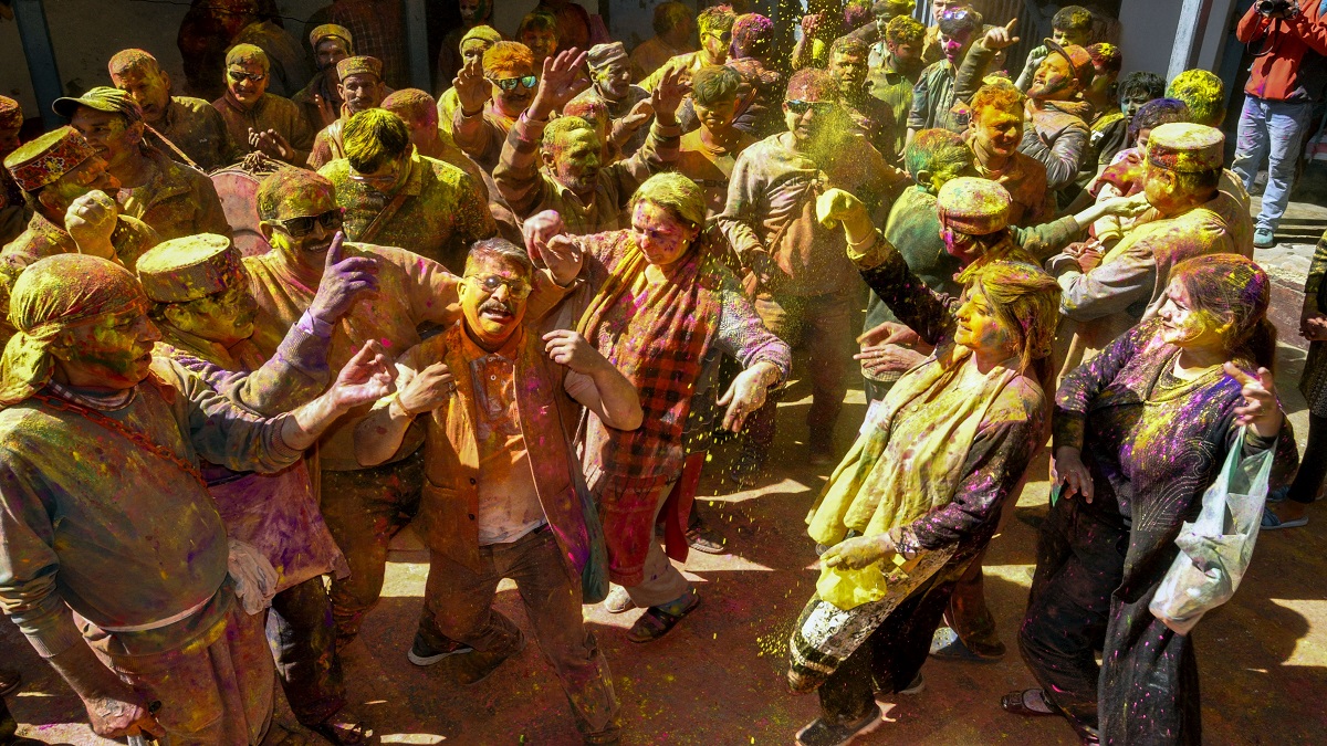 Holi fever has gripped the country, including Delhi and Mathura, people immersed themselves in fun.